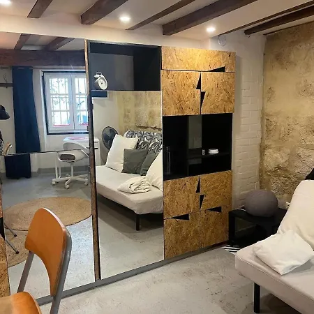 Charming Studio, Ecusson *