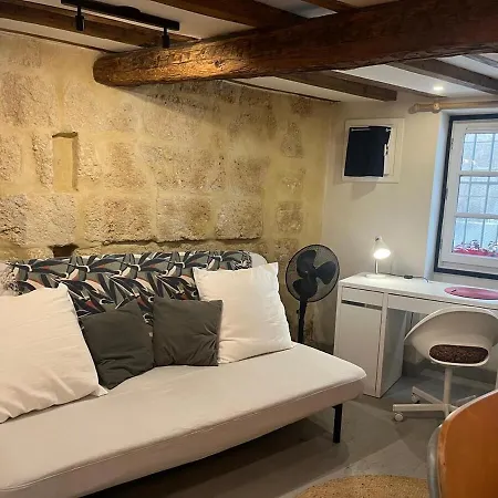 Charming Studio, Ecusson *