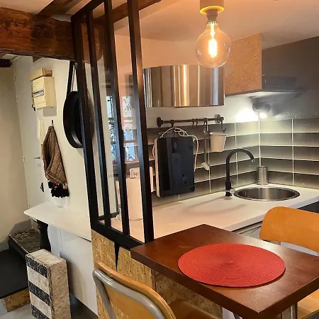 Charming Studio, Ecusson Apartment *
