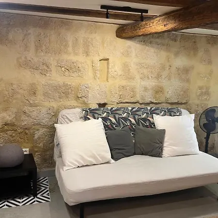 Charming Studio, Ecusson *