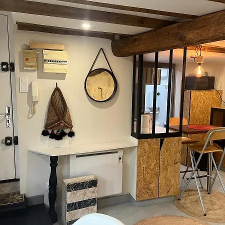 Charming Studio, Ecusson *