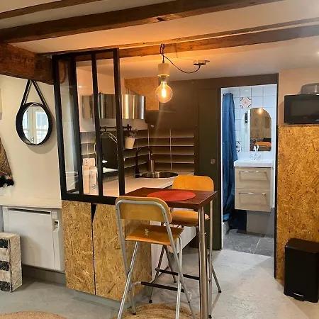 Charming Studio, Ecusson Apartment *