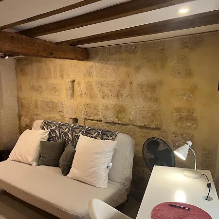 Charming Studio, Ecusson