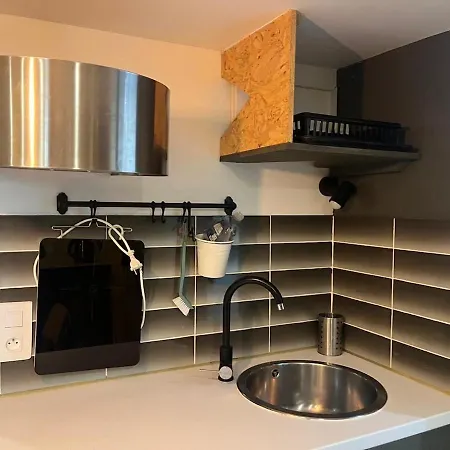 Charming Studio, Ecusson Apartment *