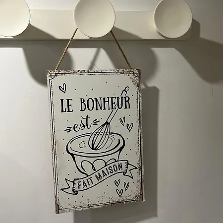 Charming Studio, Ecusson