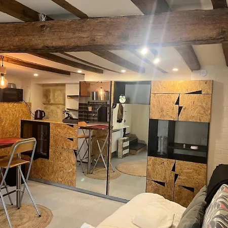 Charming Studio, Ecusson